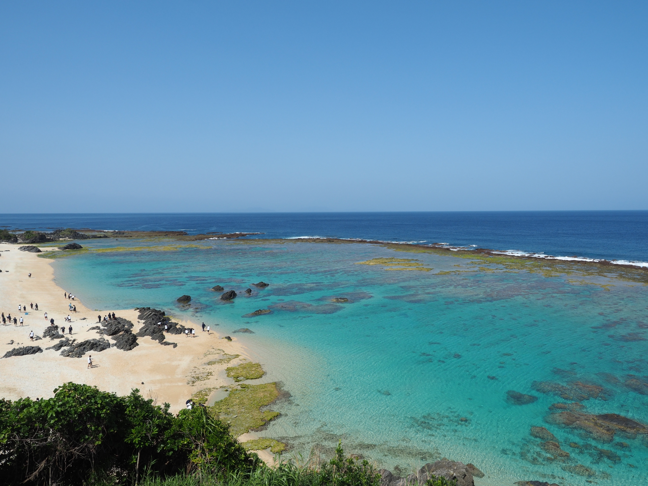 エメラルドグリーンの海、畦プリンスビーチ