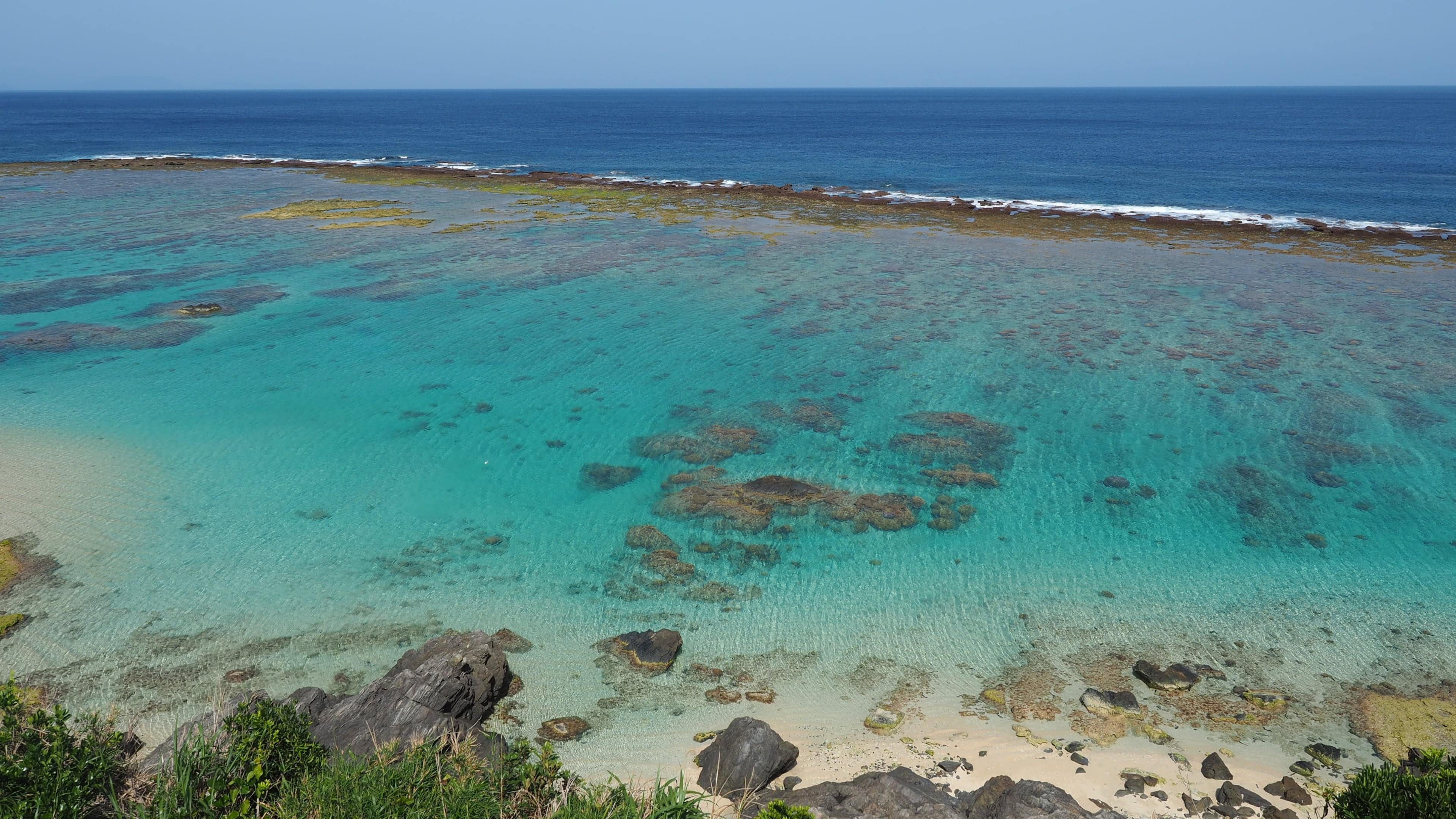 エメラルドグリーンの海、畦プリンスビーチ